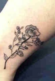plante tatovering jente kalv på svart blomst tatovering bilde