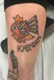 Покемонға арналған татуировкасы бар ер адам ағылшын тілінде және кальмар корольдік тату-суретте