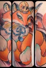Девет девојка со тетоважа со лисици од лисица на телето на сликата за тетоважа на послушна лисица