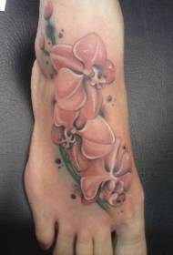 wzór kobiecy tatuaż na podbiciu różowego kwiatu
