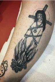 chłopcy cielę na czarno szary szkic kreatywny horror krzyż ogień płonący charakter tatuaż obraz
