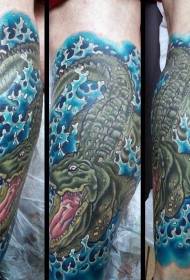 腿顏色逼真的鱷魚紋身圖片