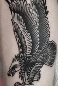 小腿上黑白灰风格几何元素简单线条老鹰动物纹身图片