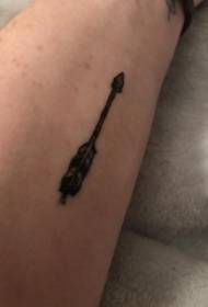 šípka tetovanie samec teľa na čiernom Obrázok tetovania šípky