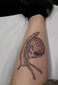 검은 회색 점 가시 간단한 라인에 소년 송아지 动物 및 동물 달팽이 문신 사진