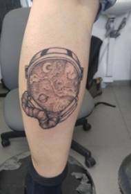 Tattoo Planet Boys keale op swartgrize planeet tatoeëringsfoto