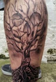 tatuaje de árbol caña masculina en la imagen del cráneo del tatuaje del árbol