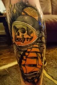 Hanka koloreko astronauta garezur tatuaje eredua