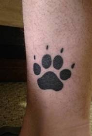 jongens kalf op zwarte omtrek creatieve speelse schattige hond klauw tattoo foto's