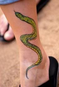 bacak rengi taze yılan dövme deseni