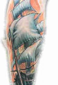 Cernă de bărbat cu tatuaj de vițel european pe poza tatuată cu barcă cu pânze colorate