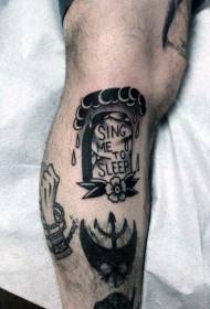 Tatuaggio con lapide scritto sotto la gamba nera memoriale della nuvola della stagione delle piogge