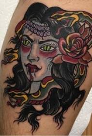 Tatuaje simétrico ternera varón macho en rosa e tatuaxe de Medusa