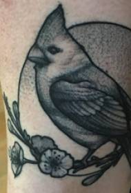 Európai borjú tetoválás hímszár virág és madár tetoválás képe