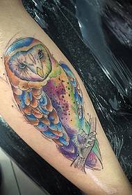 model de tatuaj de culoarea bufniței de vițel