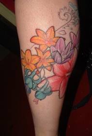 足の色の花のタトゥー画像