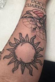 chlapci tele na černé pricks geometrické abstraktní linie slunce tetování obrázek