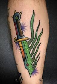 Perna masculina de tatuagem de bezerro europeu na imagem de tatuagem de punhal colorido