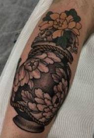 Europejskie i amerykańskie tatuaże z łydek Uda na czarnych kwiatach i wazony na tatuażach