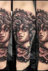 χαρακτήρα πορτρέτο τατουάζ κορίτσι στο μοσχάρι στο μοτίβο τατουάζ χαρακτήρα