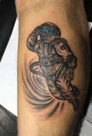 kosmonauto tatuiruotės modelio vyro blauzda ant kosmonauto tatuiruotės modelio