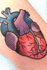 tele simetrično muško tijelo tetovaže na slici obojene srčane tetovaže