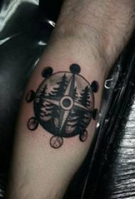 Еўрапейская татуіроўка татуіроўкі на малюнку мужчыны на пейзажы і малюнку татуіроўкі компаса