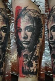 Spalvinga liekna moters tatuiruotė siurrealistiniu stiliumi