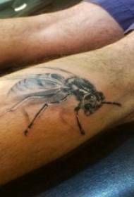 ithole elincane le-tattoo yeduna lensikazi esithombeni esimnyama se-bee bee