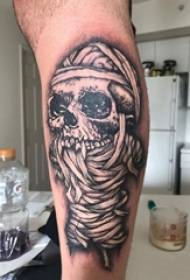 Tattoo mummiesfotografia mužské teľa na čiernej lebke image tetovanie