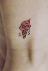 sladoled tetovaža figura djevojka tele na obojenoj slici sladoleda tetovaža