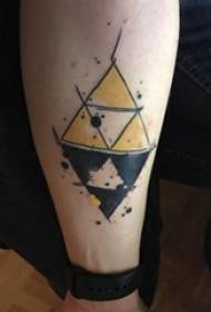 Elemento geométrico del tatuaje de la caña masculina en la imagen del tatuaje de triángulo de color