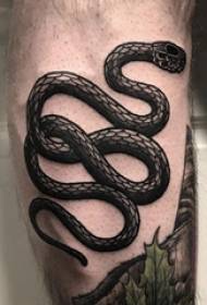 검은 뱀 문신 사진에 유럽 송아지 문신 남성 생크
