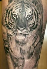 Patrón de tatuaxe de tigre camiñante marrón