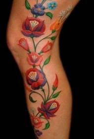 脚のカラフルな花のつるタトゥーパターン