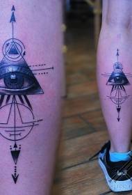 Kāju reālistisks trīsstūra acu tetovējums