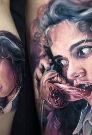 noga Moderna žena u stilu horora u boji sa tetovažom čudovišta