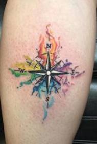 Tatuaż goleń męski na kolorowych obrazach kompasu