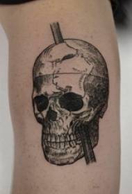 Tattoo maschile di u tatuatu nantu à u ritrattu di u tatuu di craniu neru