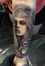 Retrato de mujer marrón pierna con patrón de tatuaje de joyería