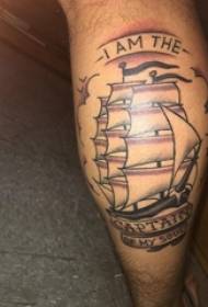Ang tattoo sa Uropa sa Europa nga lalaki nga gipintal sa itom nga sailing nga litrato sa tattoo