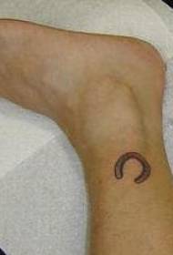 Простая подковообразная татуировка на ноге