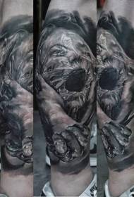 tatuaggio di donna urlando stile horror grigio gamba