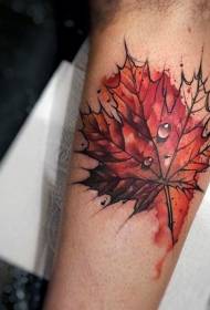 Bacak su renk akçaağaç yaprağı dövme deseni
