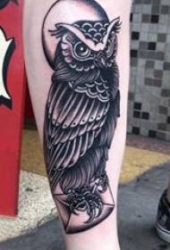 Tattoo Owl Boys Zwarte uil tattoo-afbeelding op het kalf