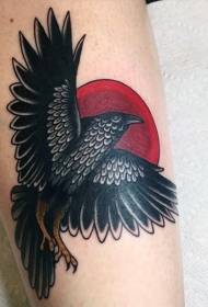 Cioara de culoare a picioarelor cu model de tatuaj la soare