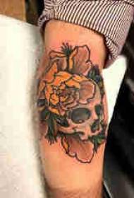 tengkorak tato betis laki-laki pada gambar bunga dan tato tengkorak