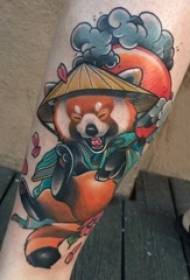 Panda tatuaż dziewczyna cielę na kolorowym obrazie tatuaż panda