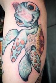 Bailijas tetovējuma vīrieša kāts uz krāsaina bruņurupuča tetovējuma attēla
