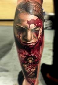 rokas rāpojošs šausmu stila asiņainas sievietes portreta tetovējums